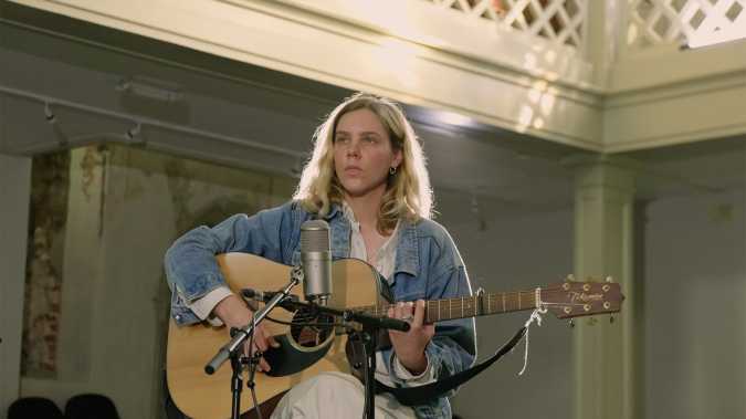 Front & LGW present: live session + interview with pop noir singer/songwriter/guitarist Anna van Rij