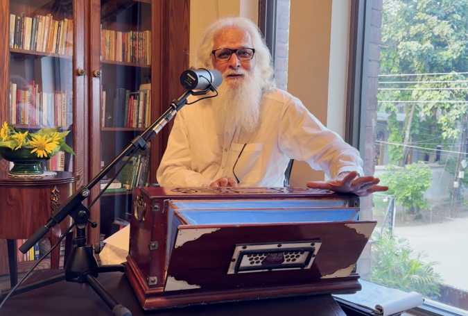 Watch: Aftab Sr. sings love poetry at home in Lahore, Pakistan