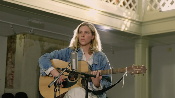Front & LGW present: live session + interview with pop noir singer/songwriter/guitarist Anna van Rij