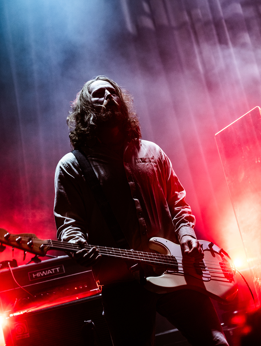 An atmospheric photo of the bass player of Mclusky on stage at Le Guess Who?